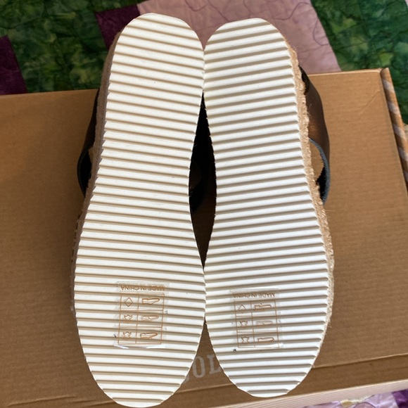 New in Box Soludos Black Platform Sandals Sz 5 - Picture 3 of 3